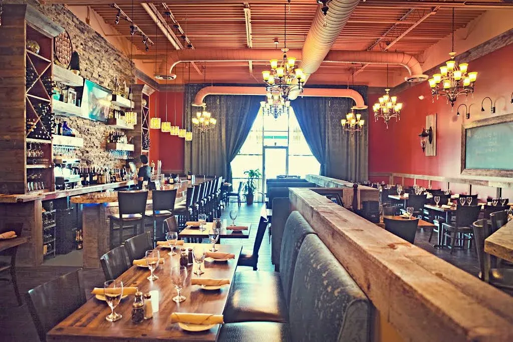 Dining room and bar inside Mimmo’s Destin Ristorante Italiano